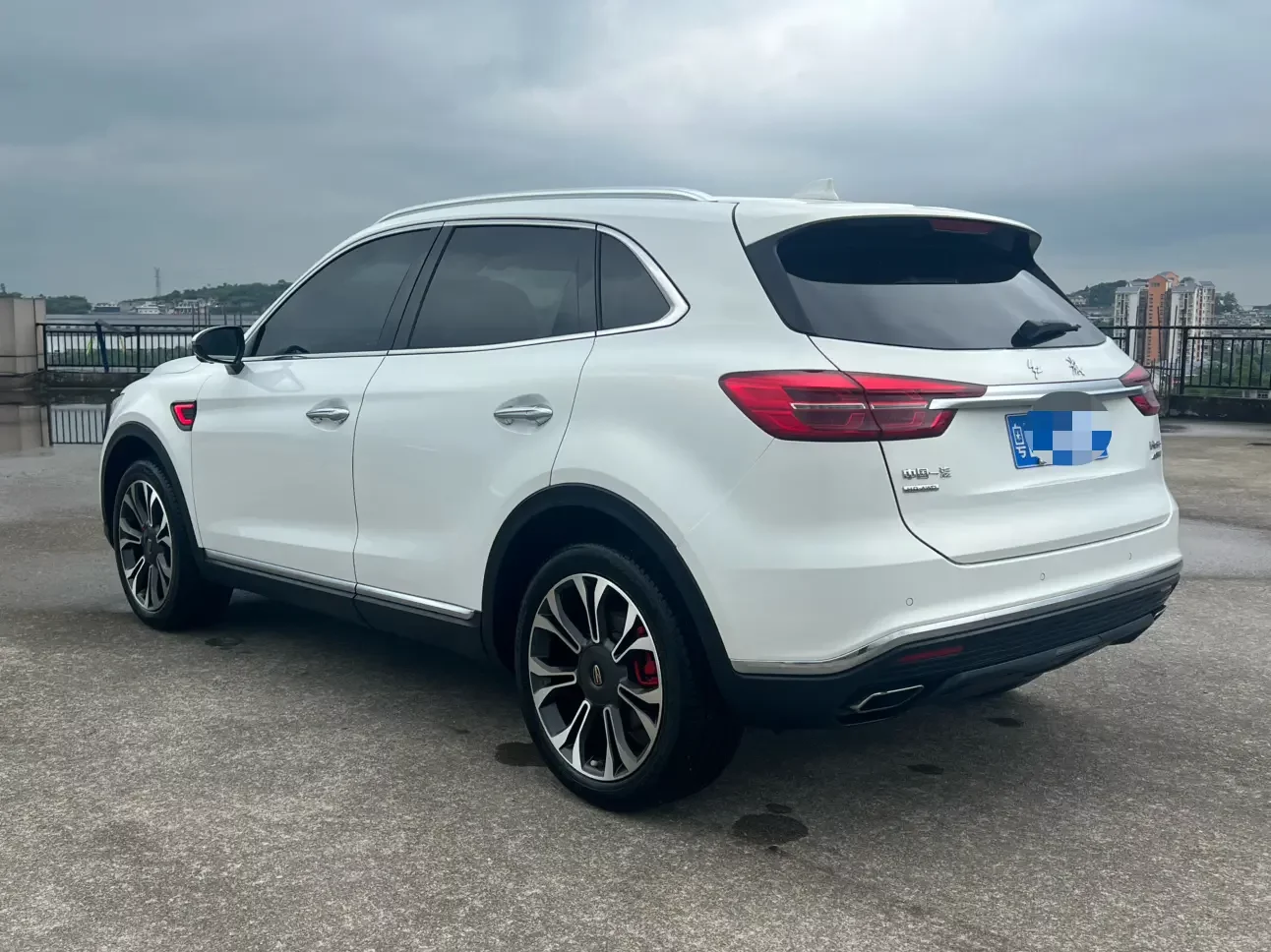 Hongqi HS5