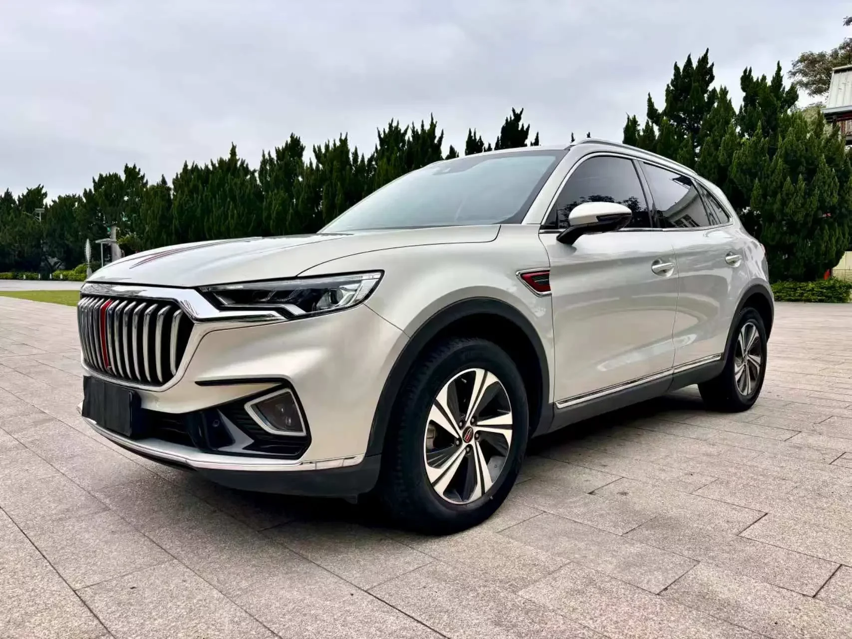Hongqi HS5
