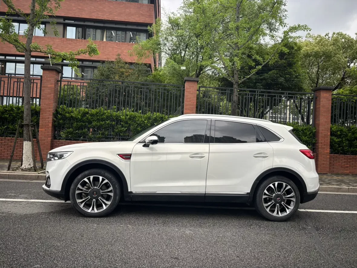 Hongqi HS5