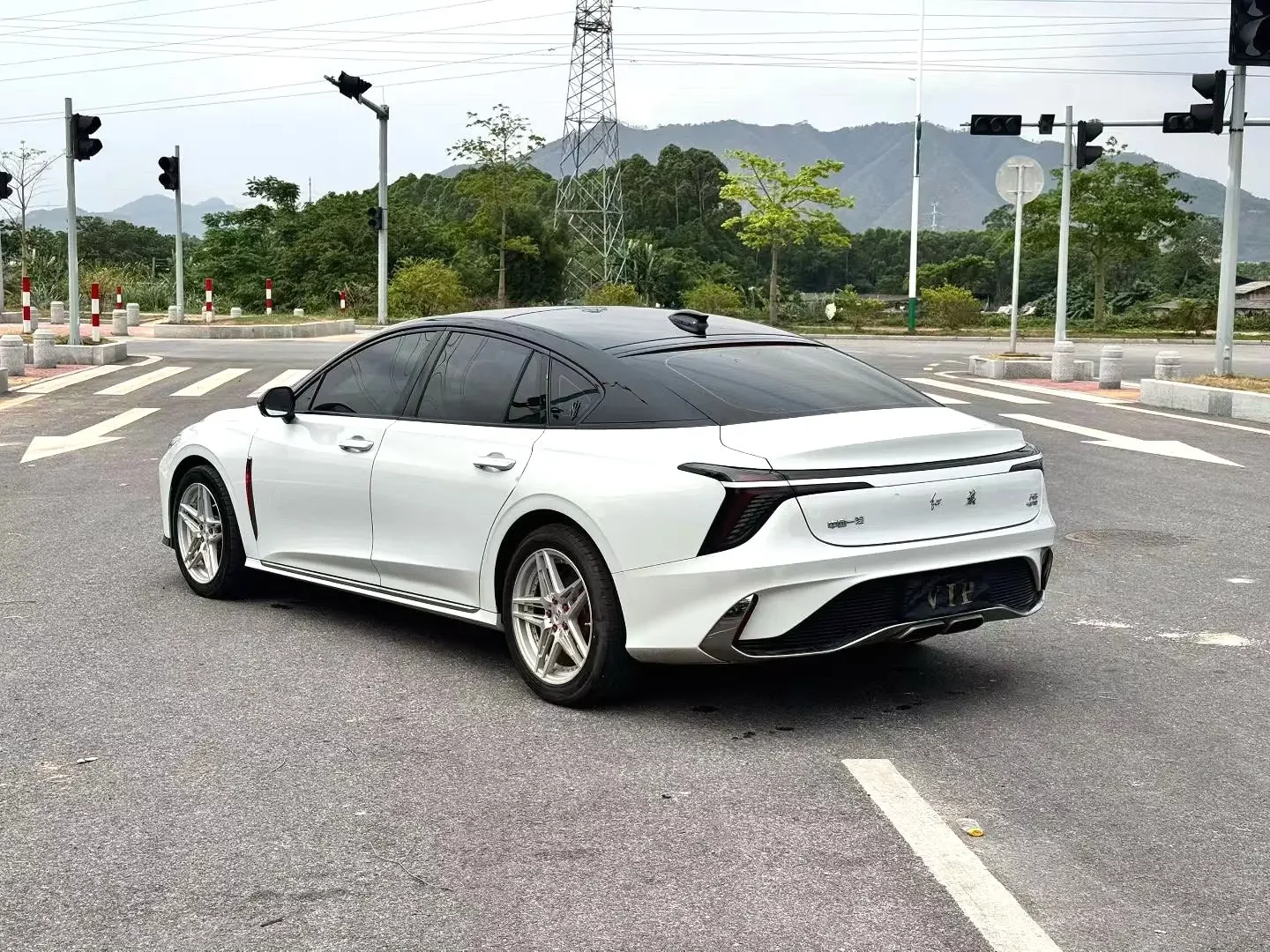 Hongqi H6