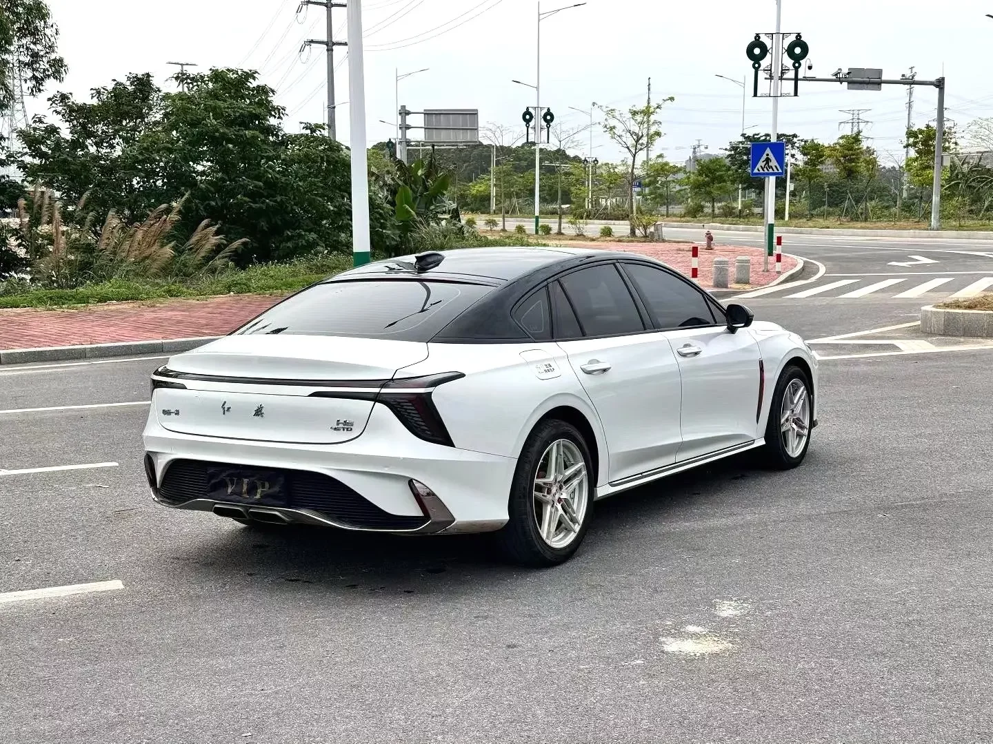 Hongqi H6