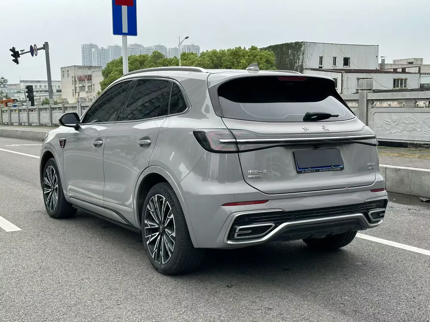 Hongqi HS5