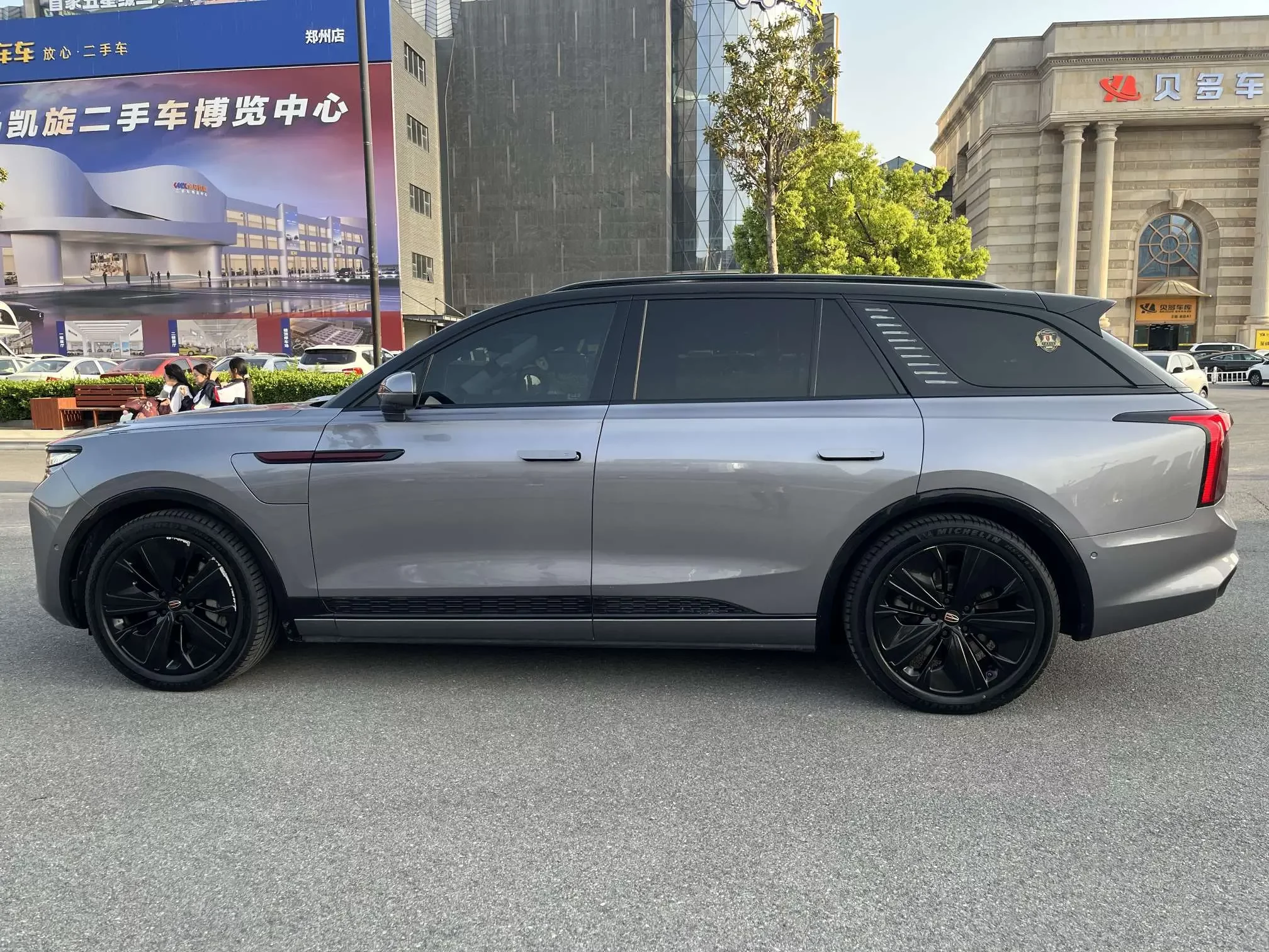 Hongqi E-HS9