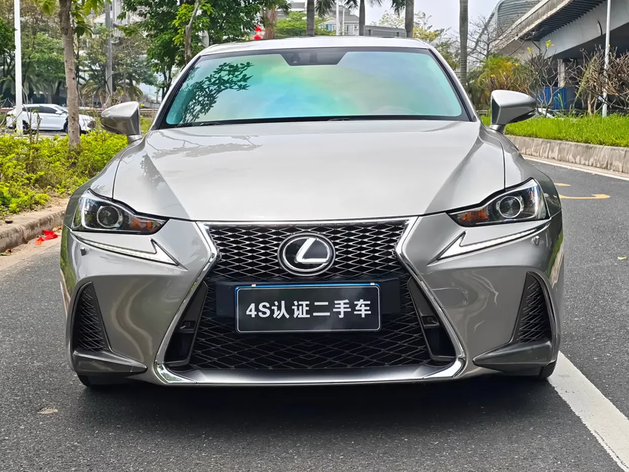 Lexus IS