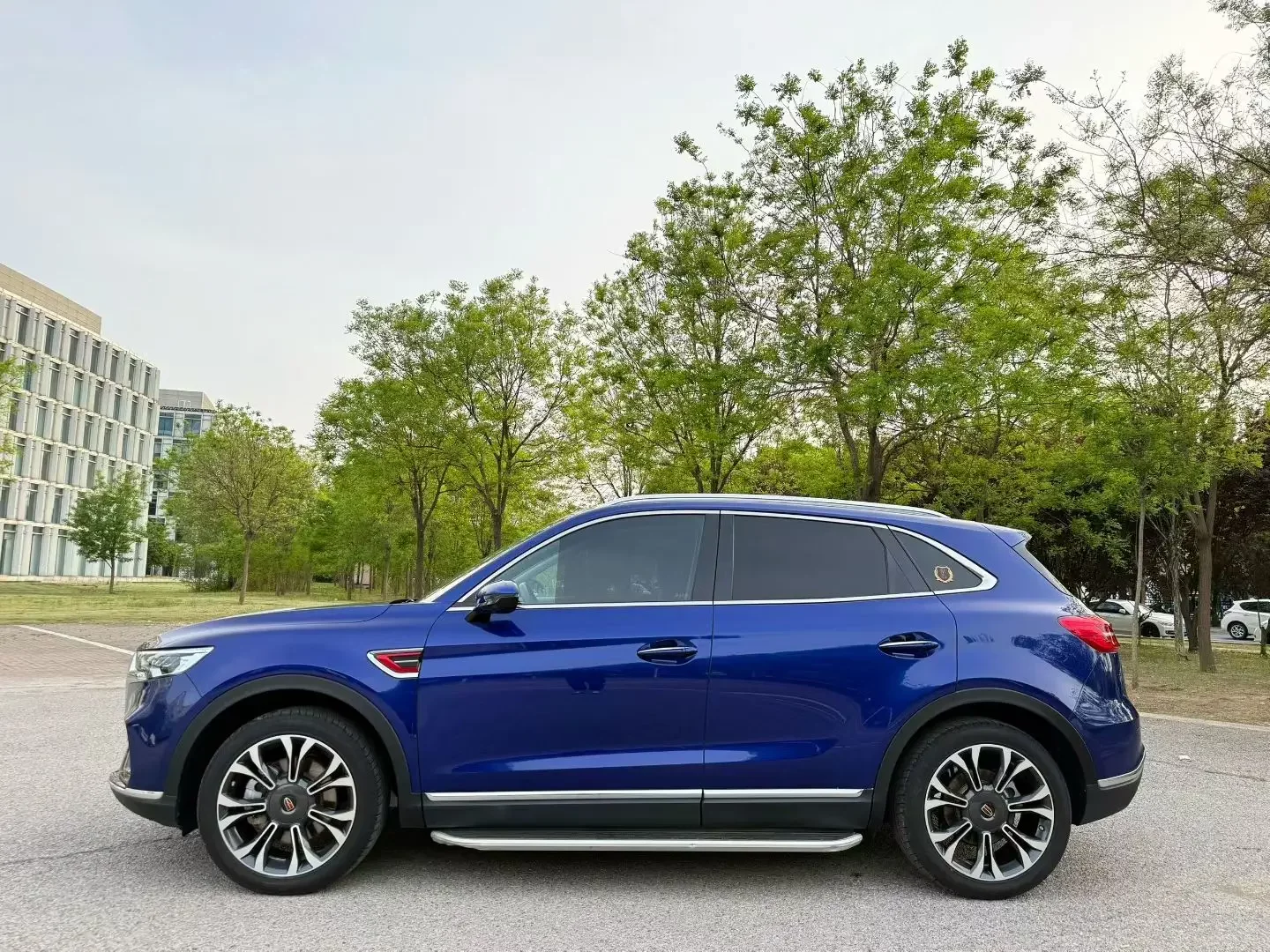 Hongqi HS5
