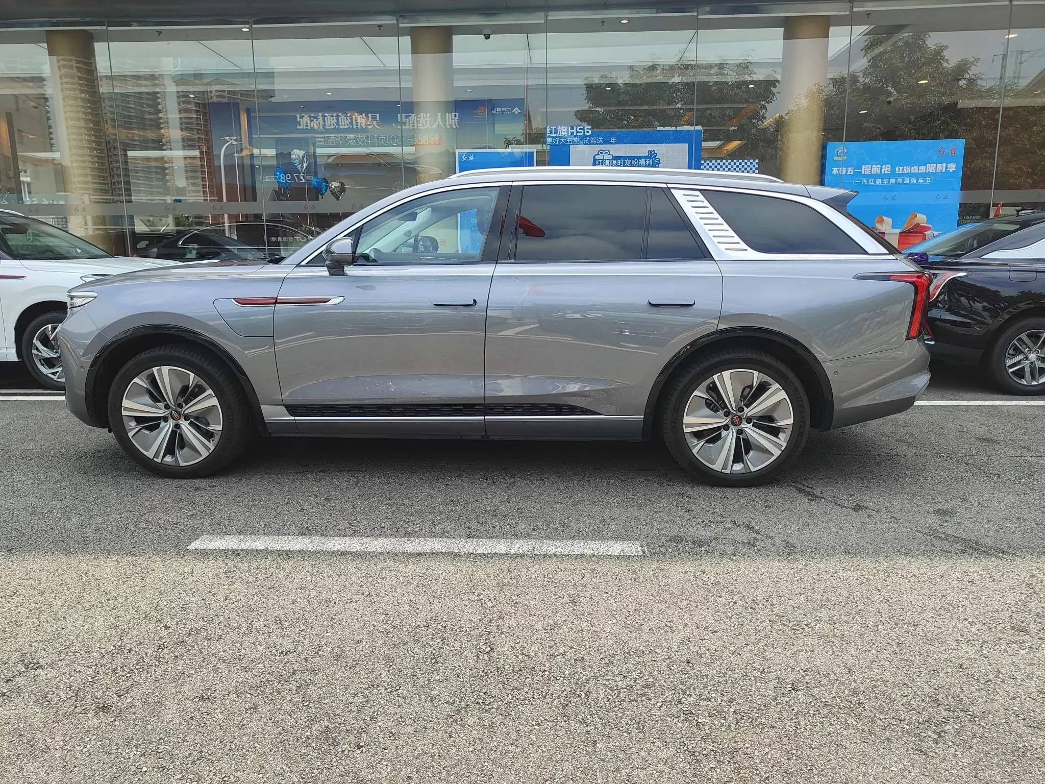 Hongqi E-HS9