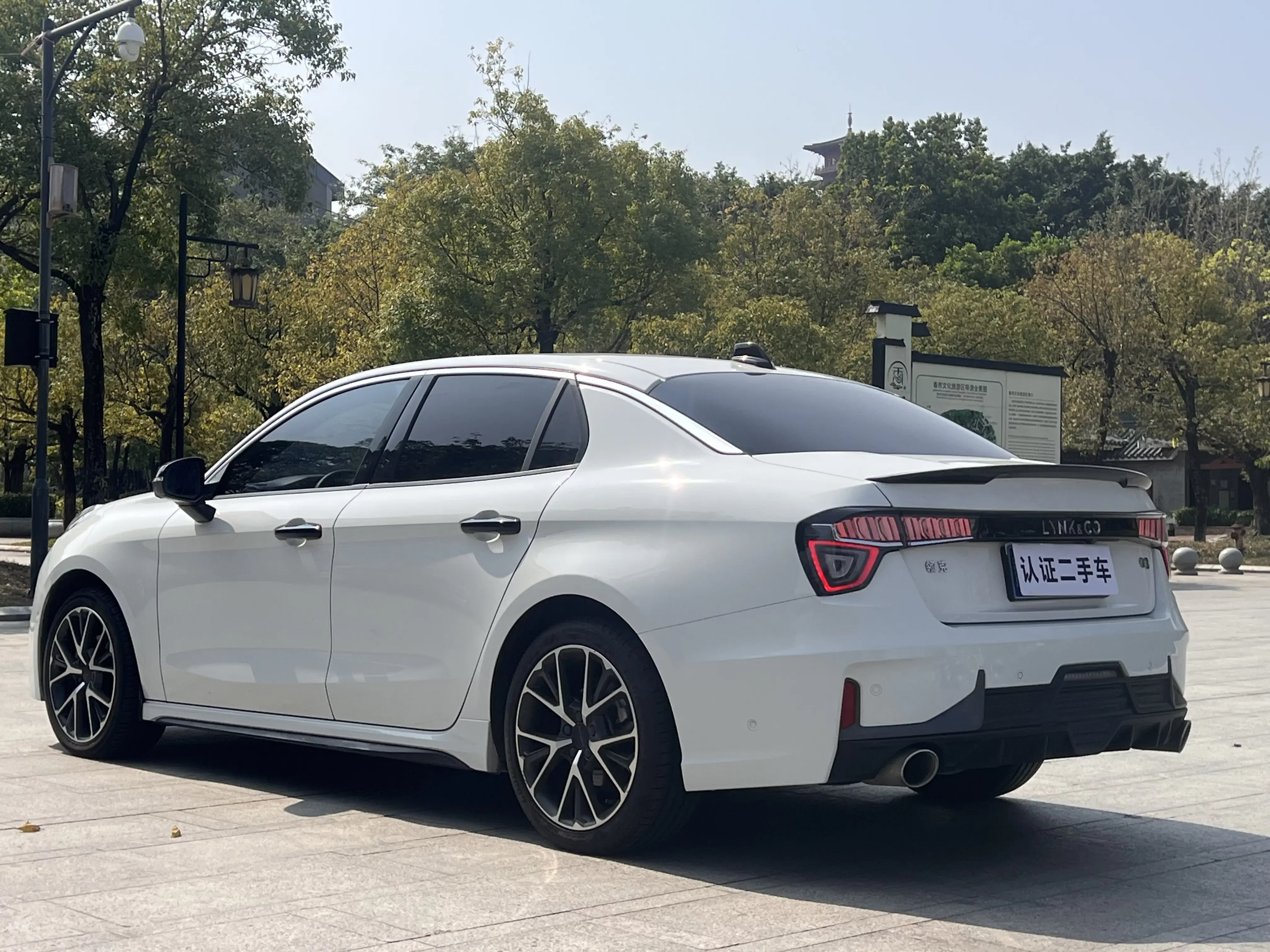 Lynk & Co 03