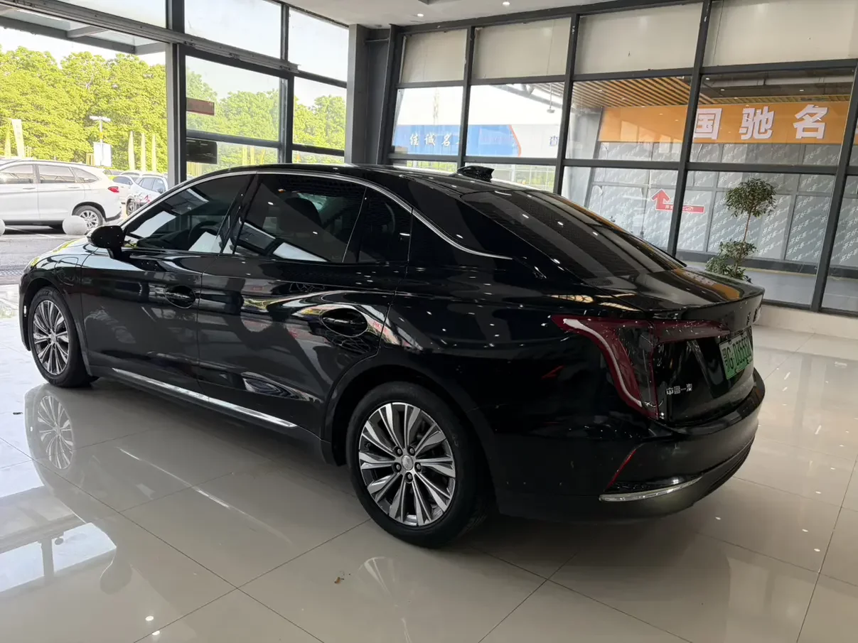 Hongqi E-QM5