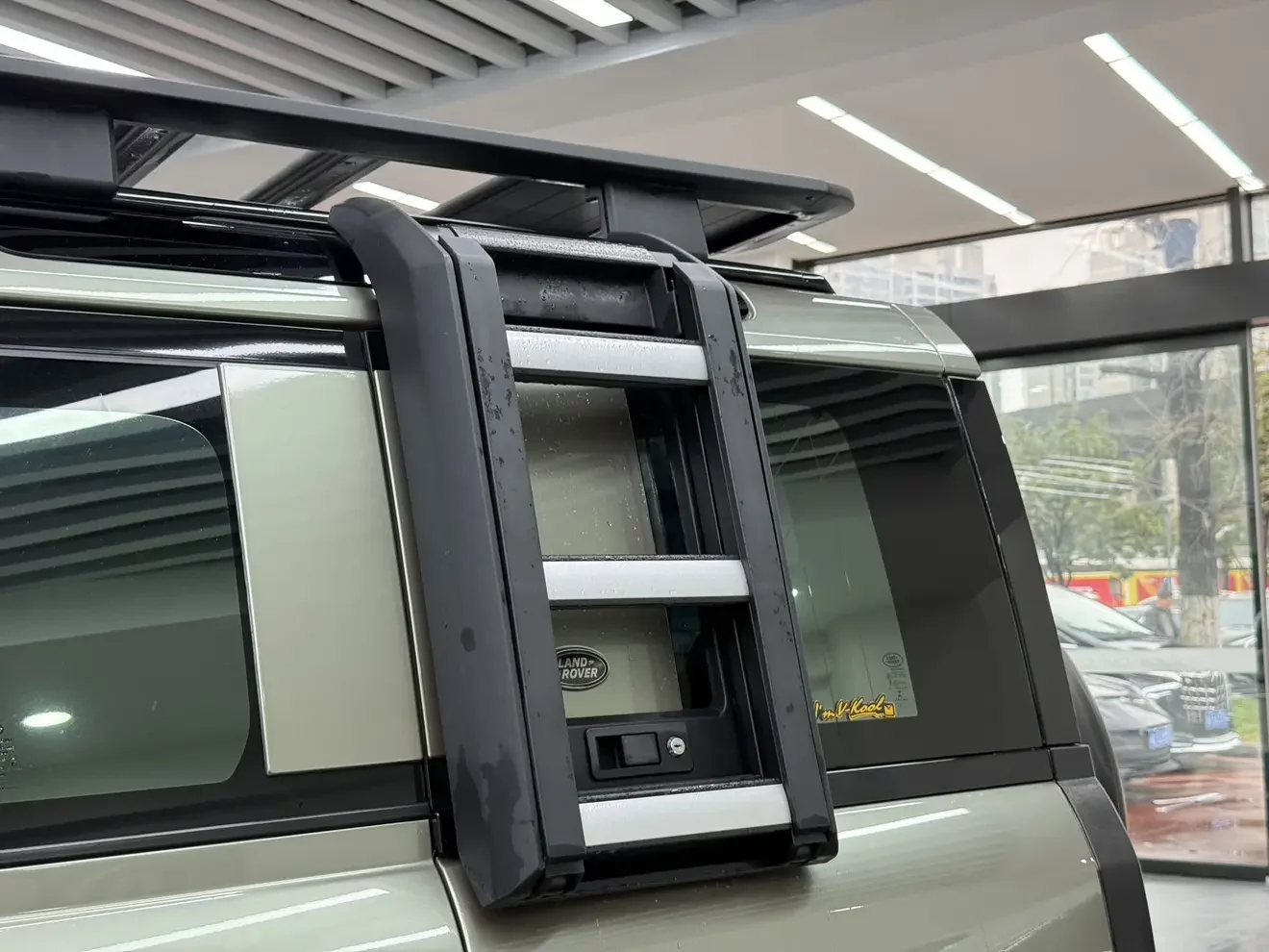 Land Rover guard