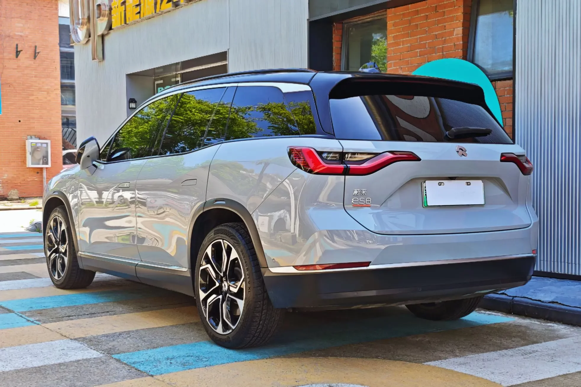 NIO ES8