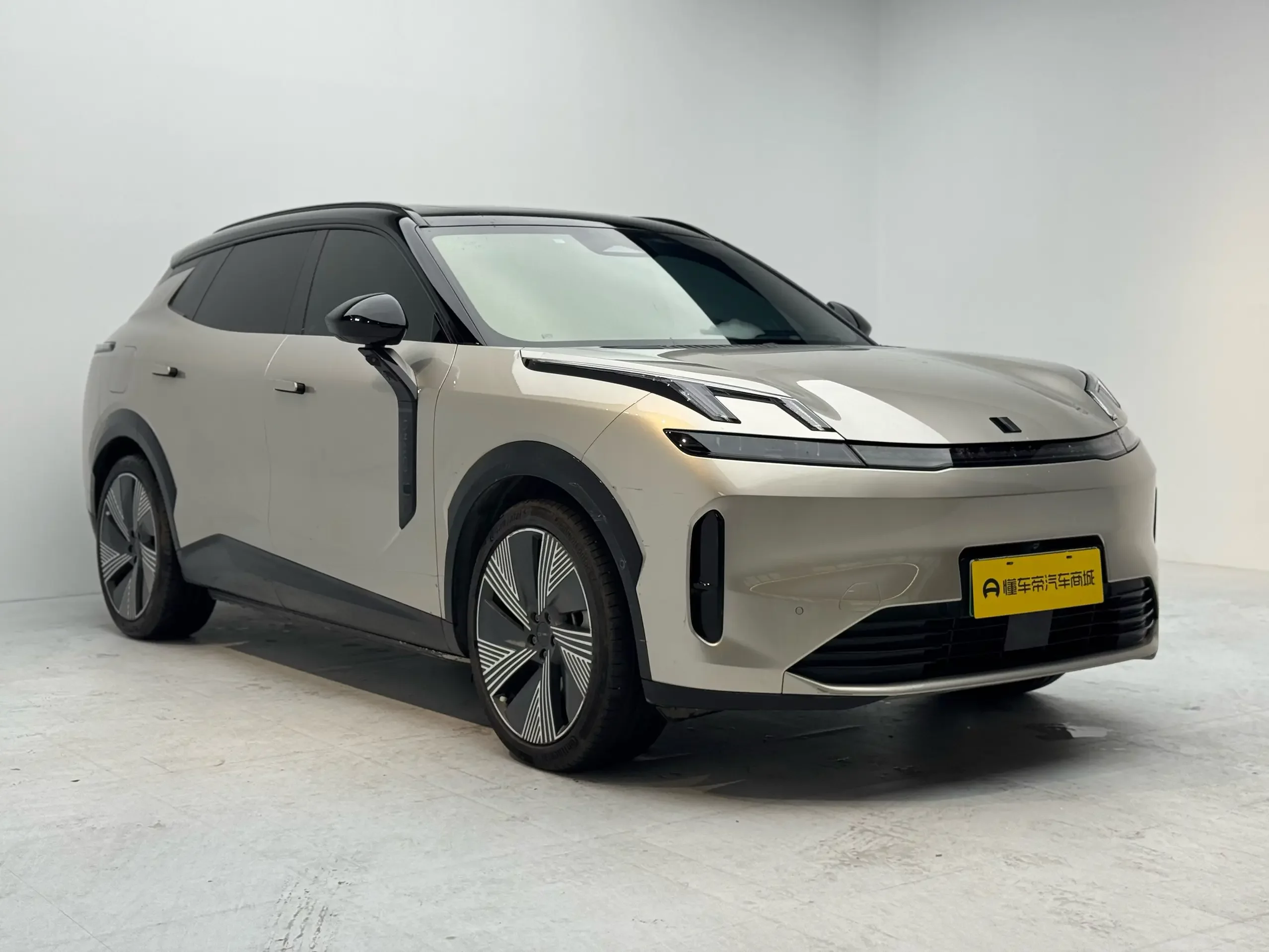 Lynk & Co 08 EM-P