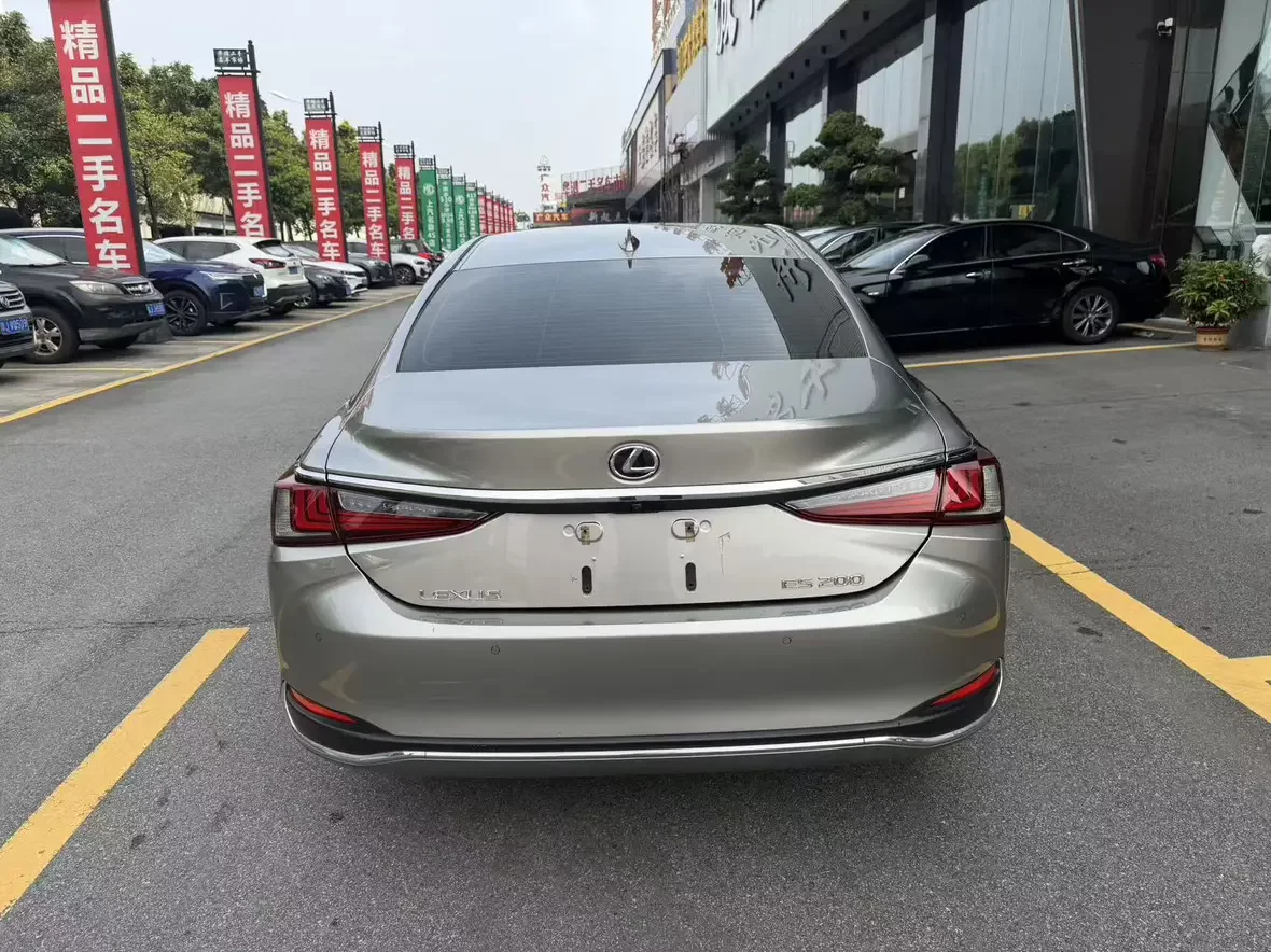 Lexus ES