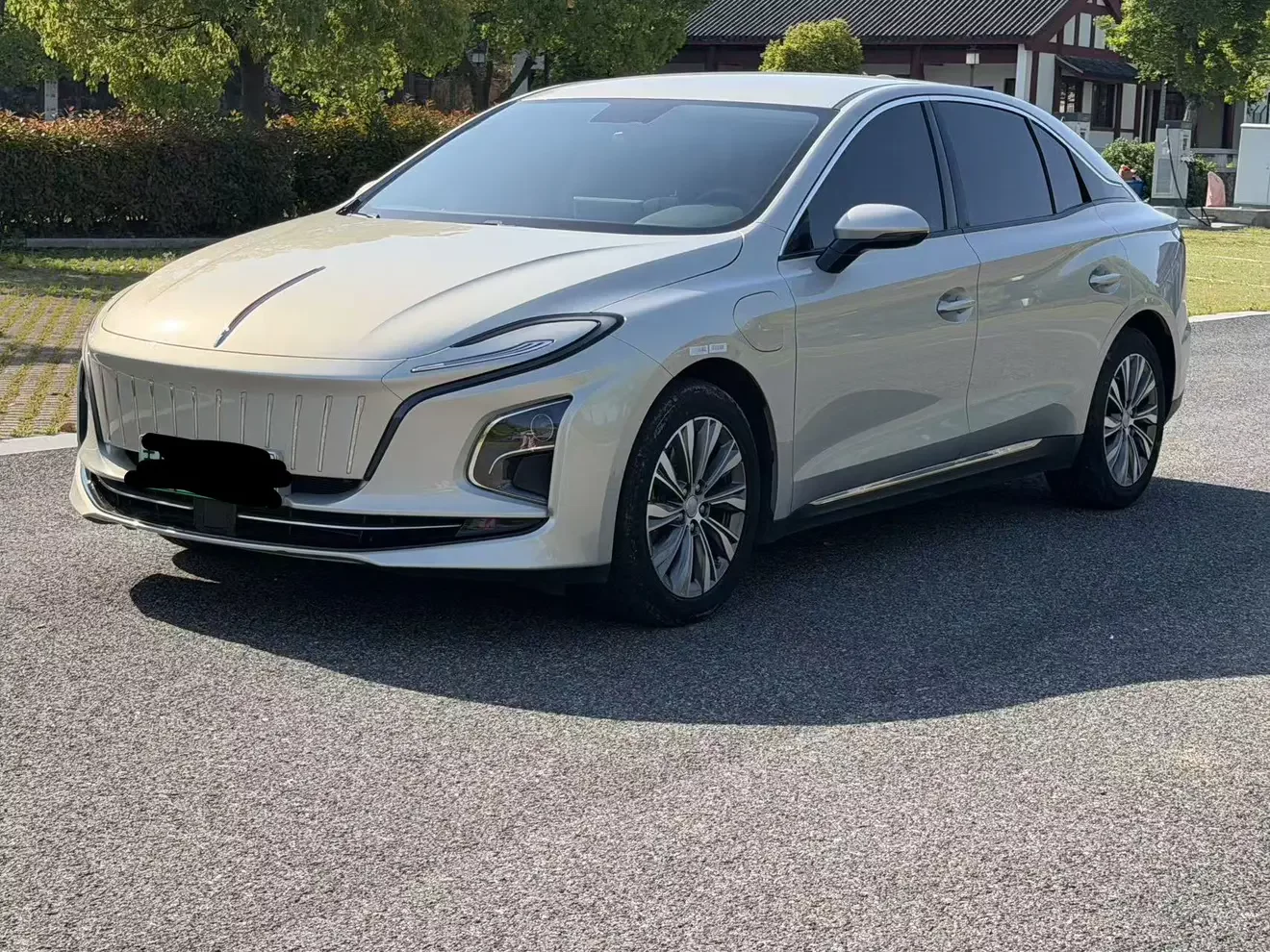 Hongqi E-QM5