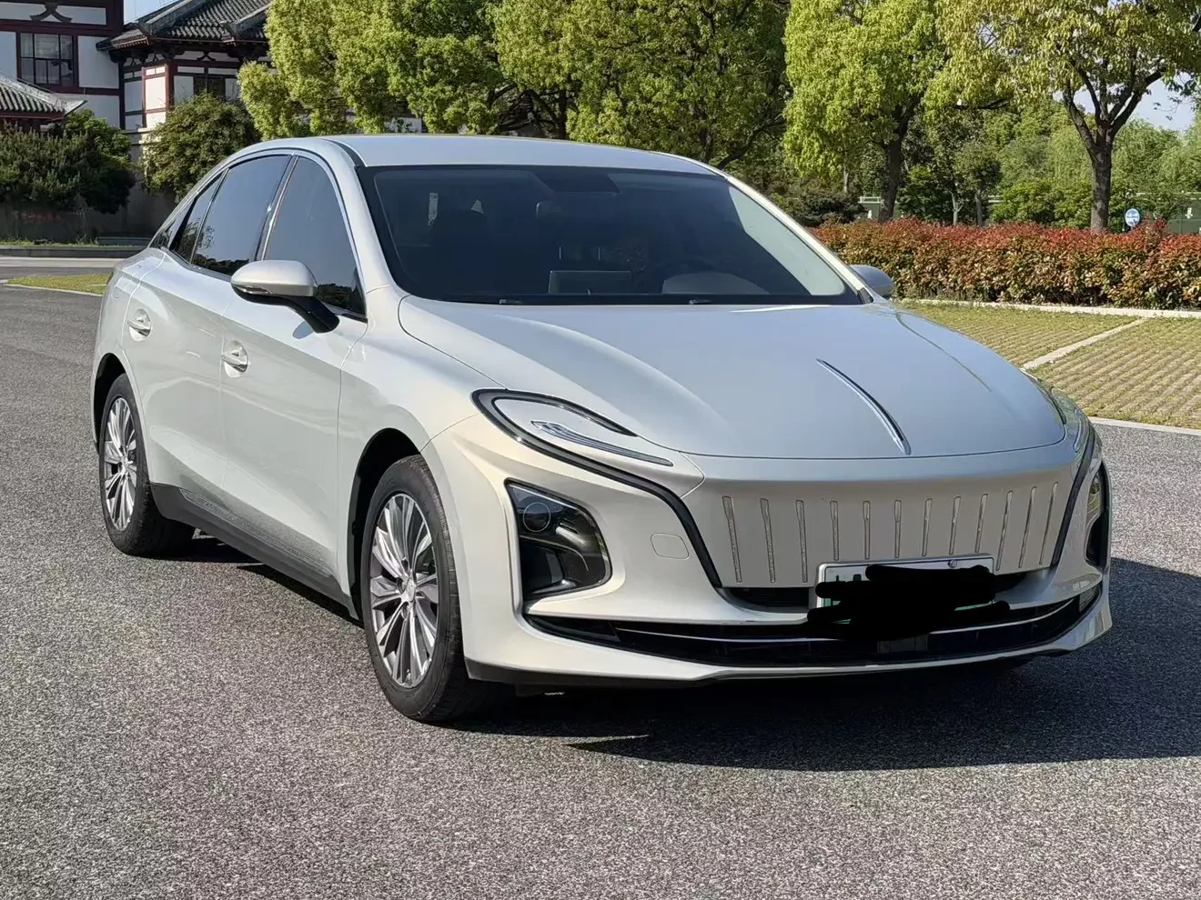 Hongqi E-QM5