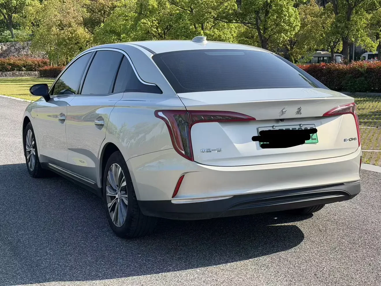 Hongqi E-QM5