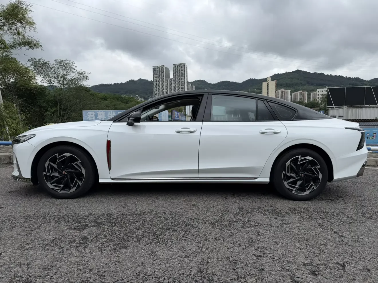 Hongqi H6