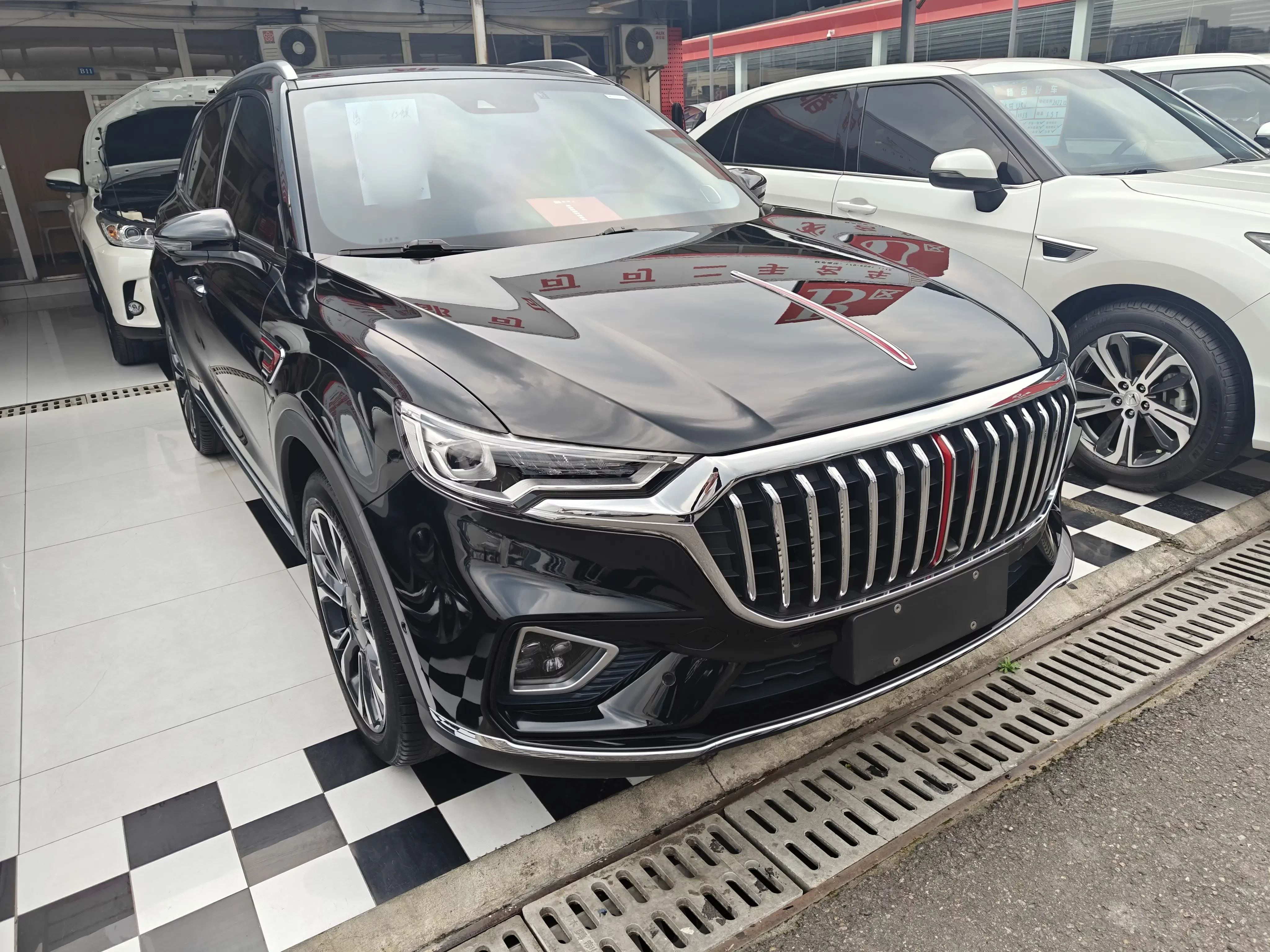 Hongqi HS5