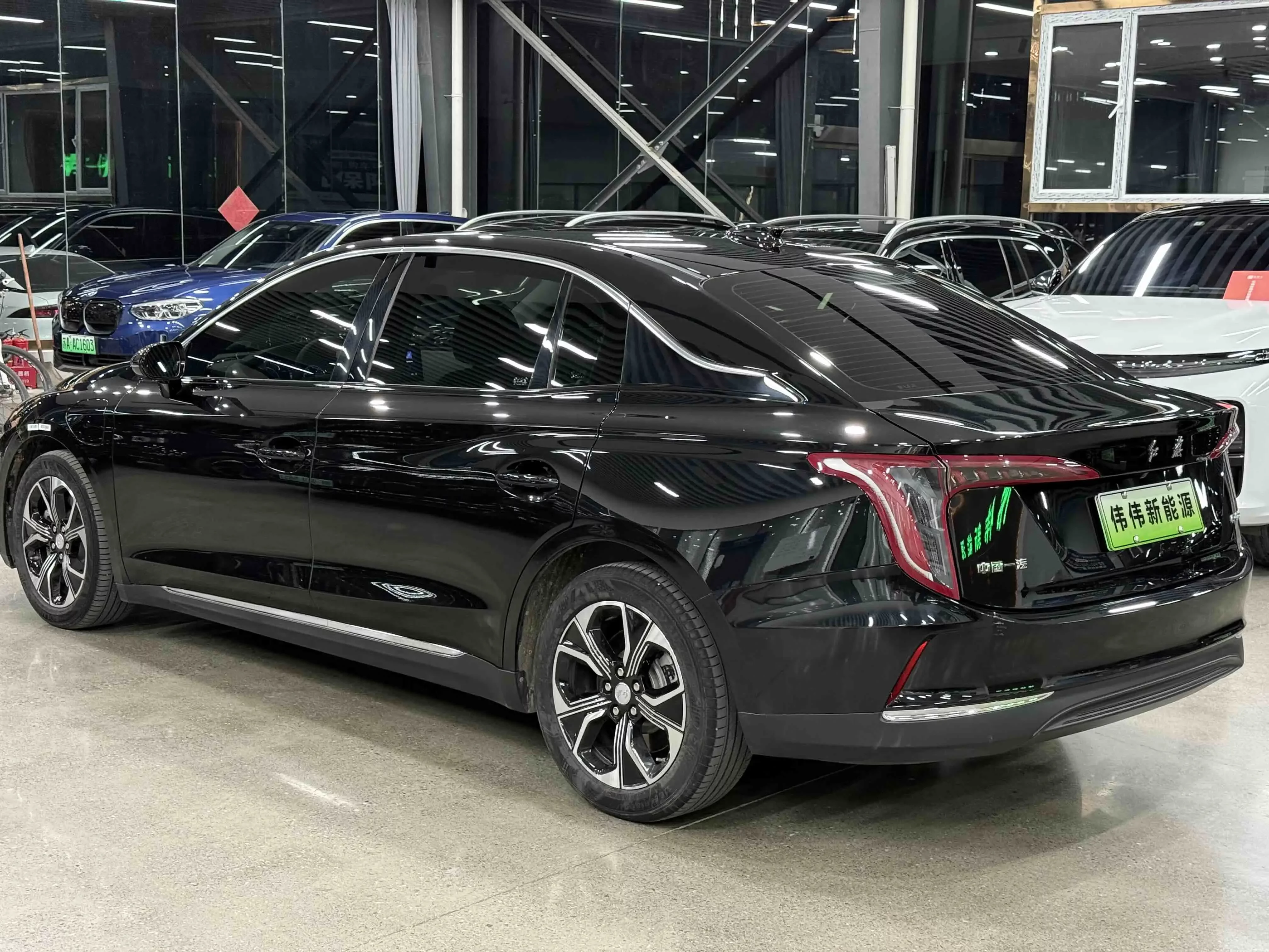 Hongqi E-QM5