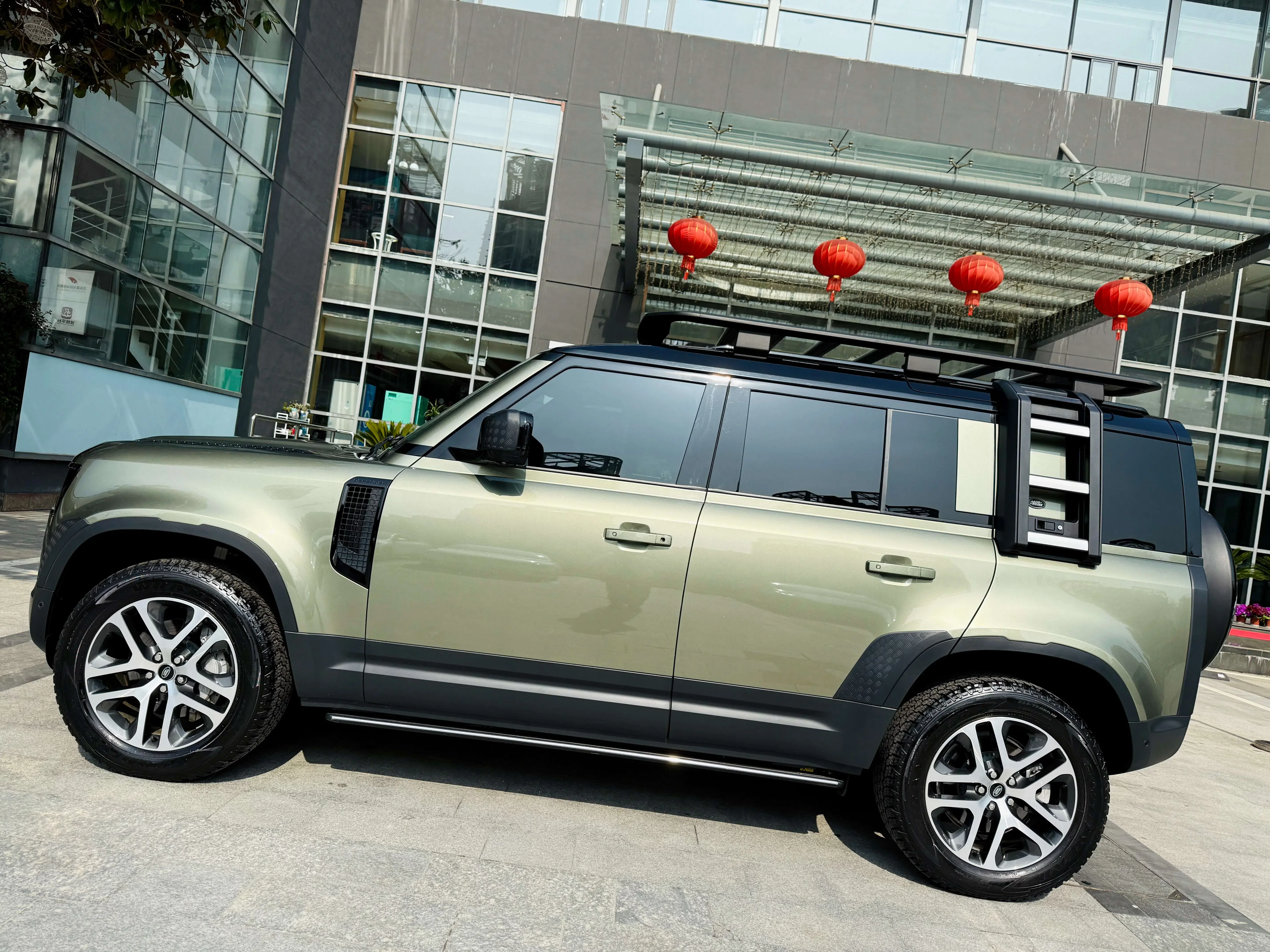 Land Rover guard