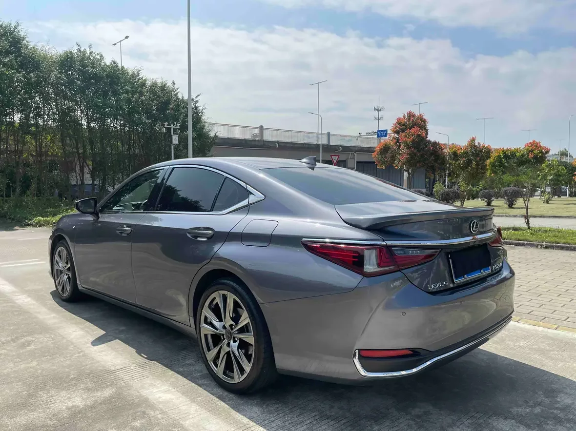 Lexus ES