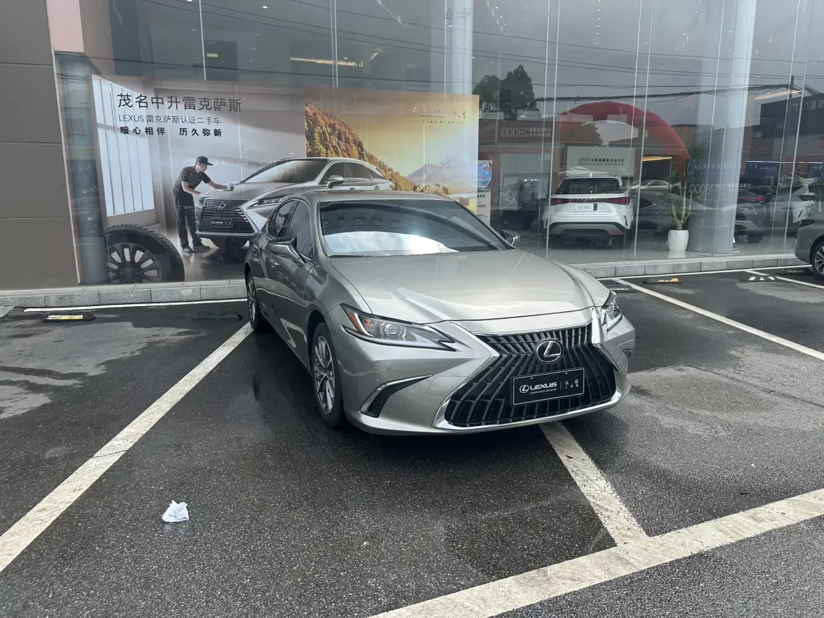 Lexus ES