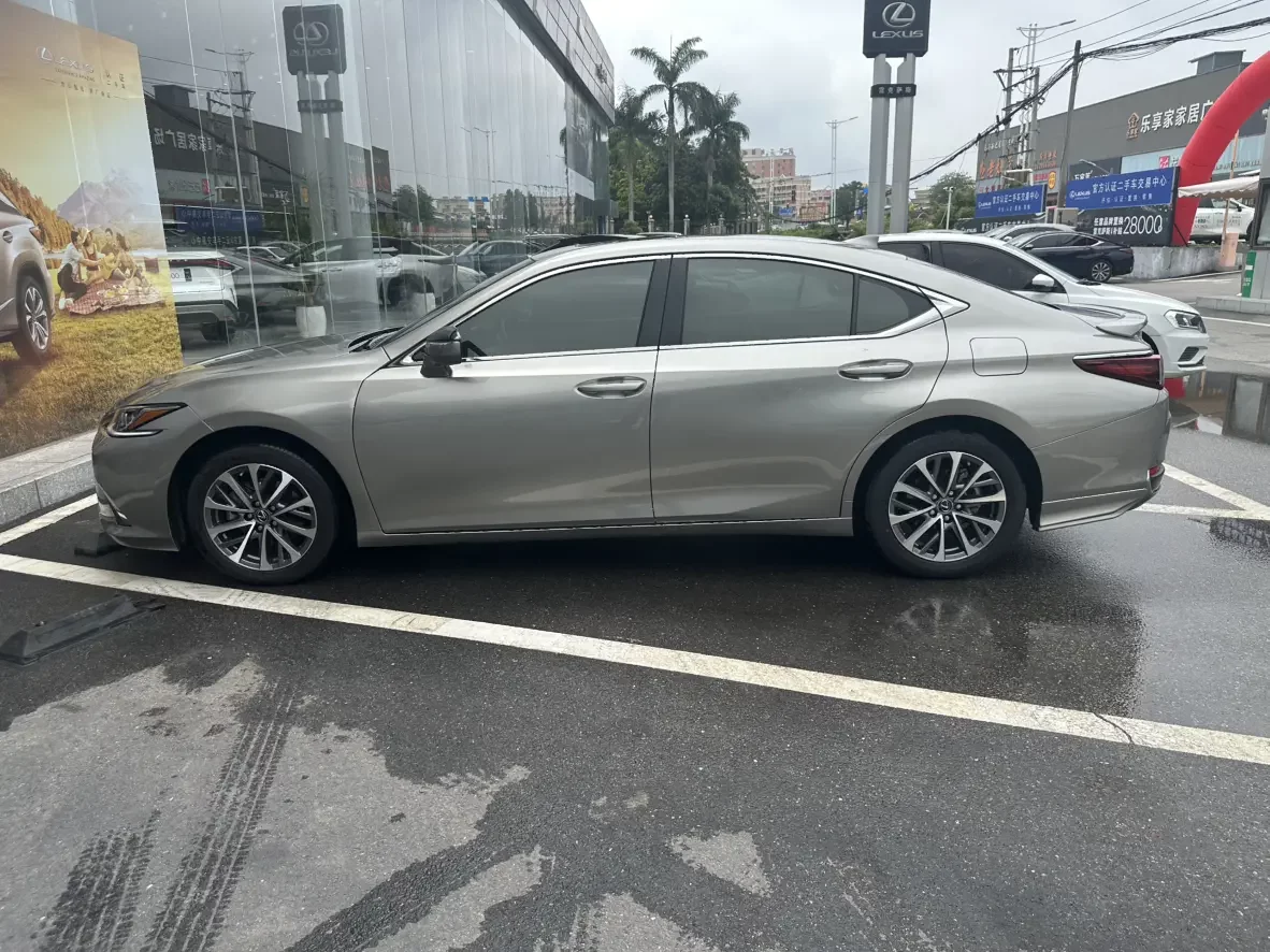 Lexus ES