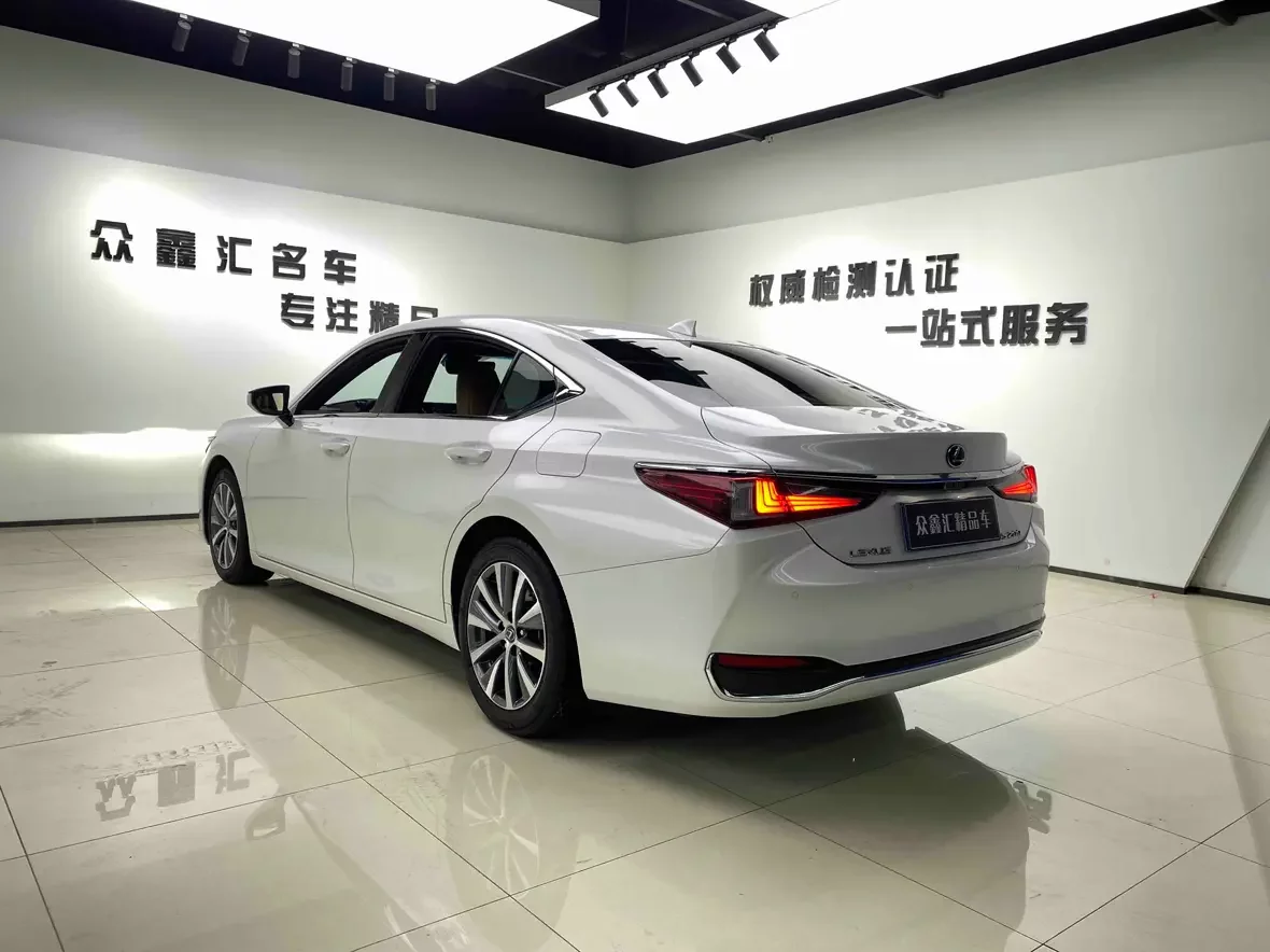 Lexus ES