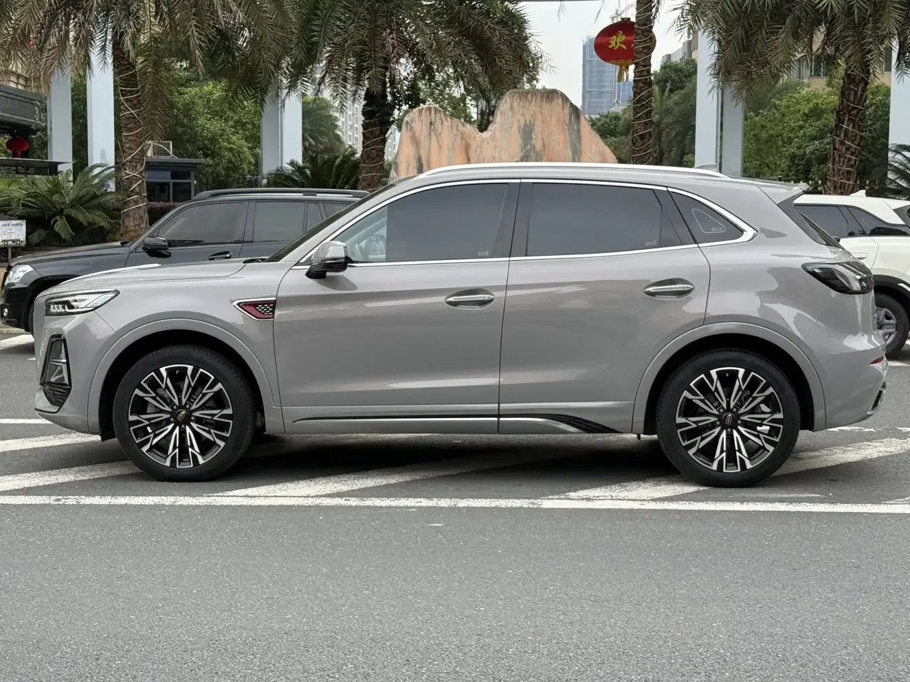Hongqi HS5