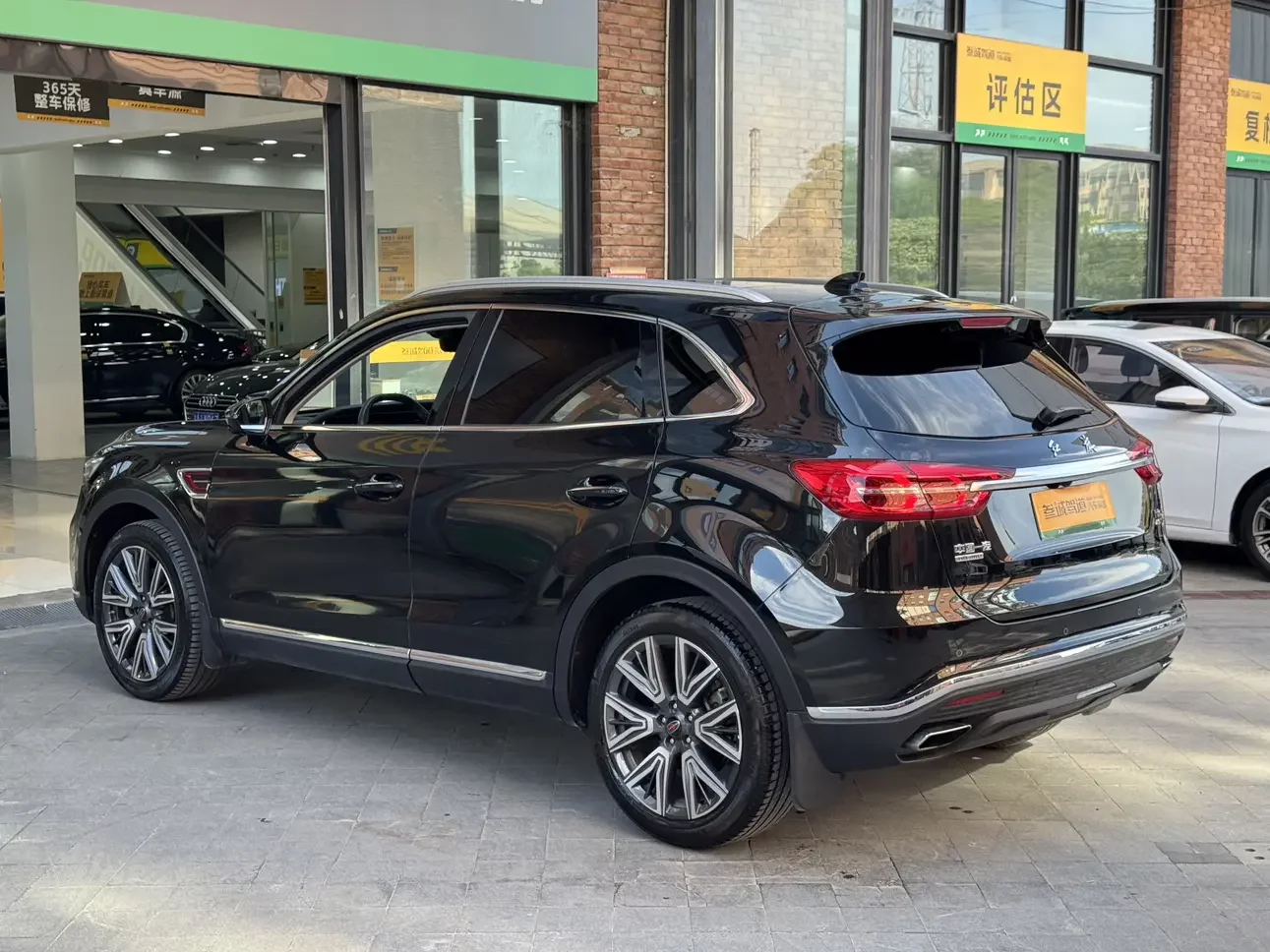 Hongqi HS5
