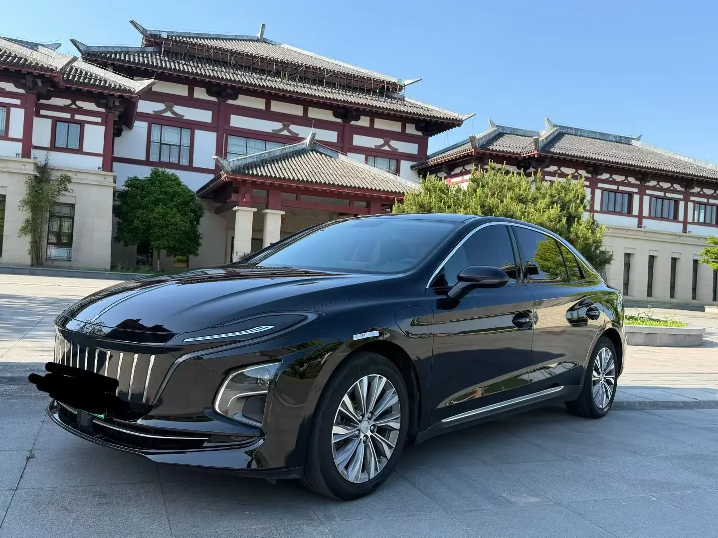 Hongqi E-QM5