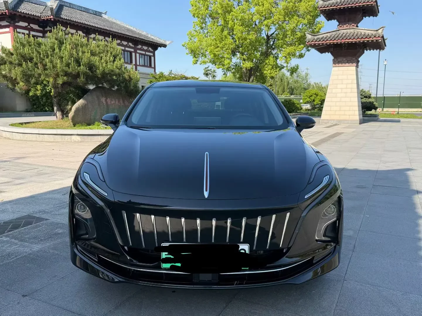 Hongqi E-QM5
