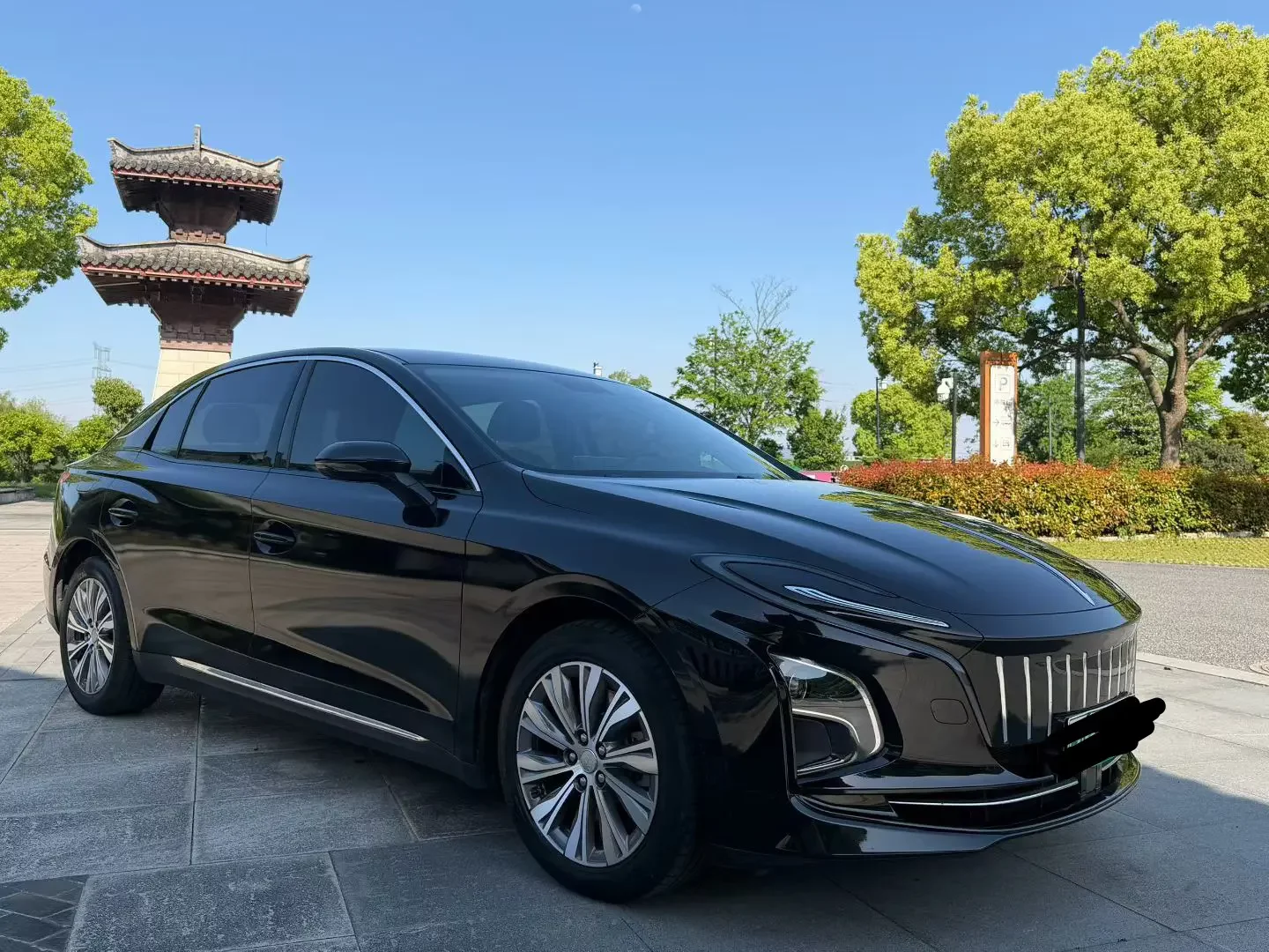 Hongqi E-QM5