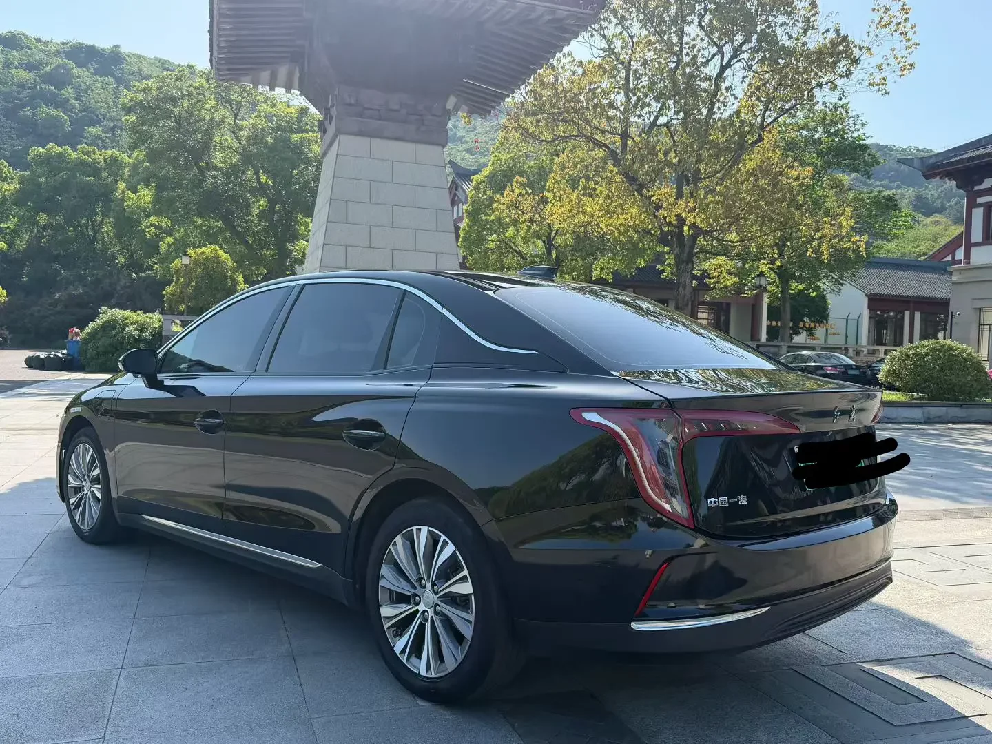 Hongqi E-QM5