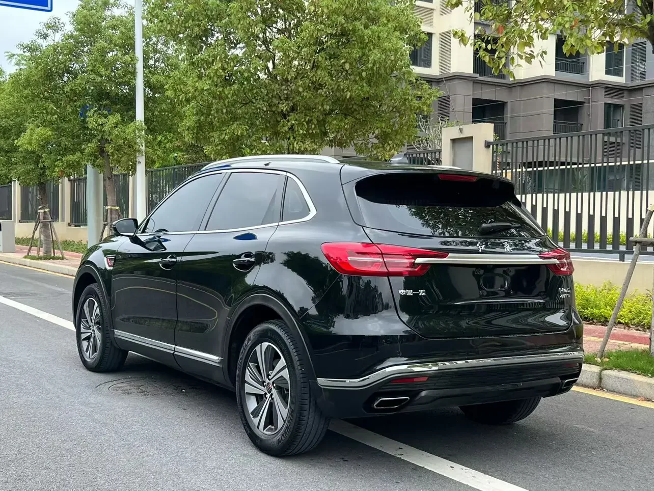 Hongqi HS5