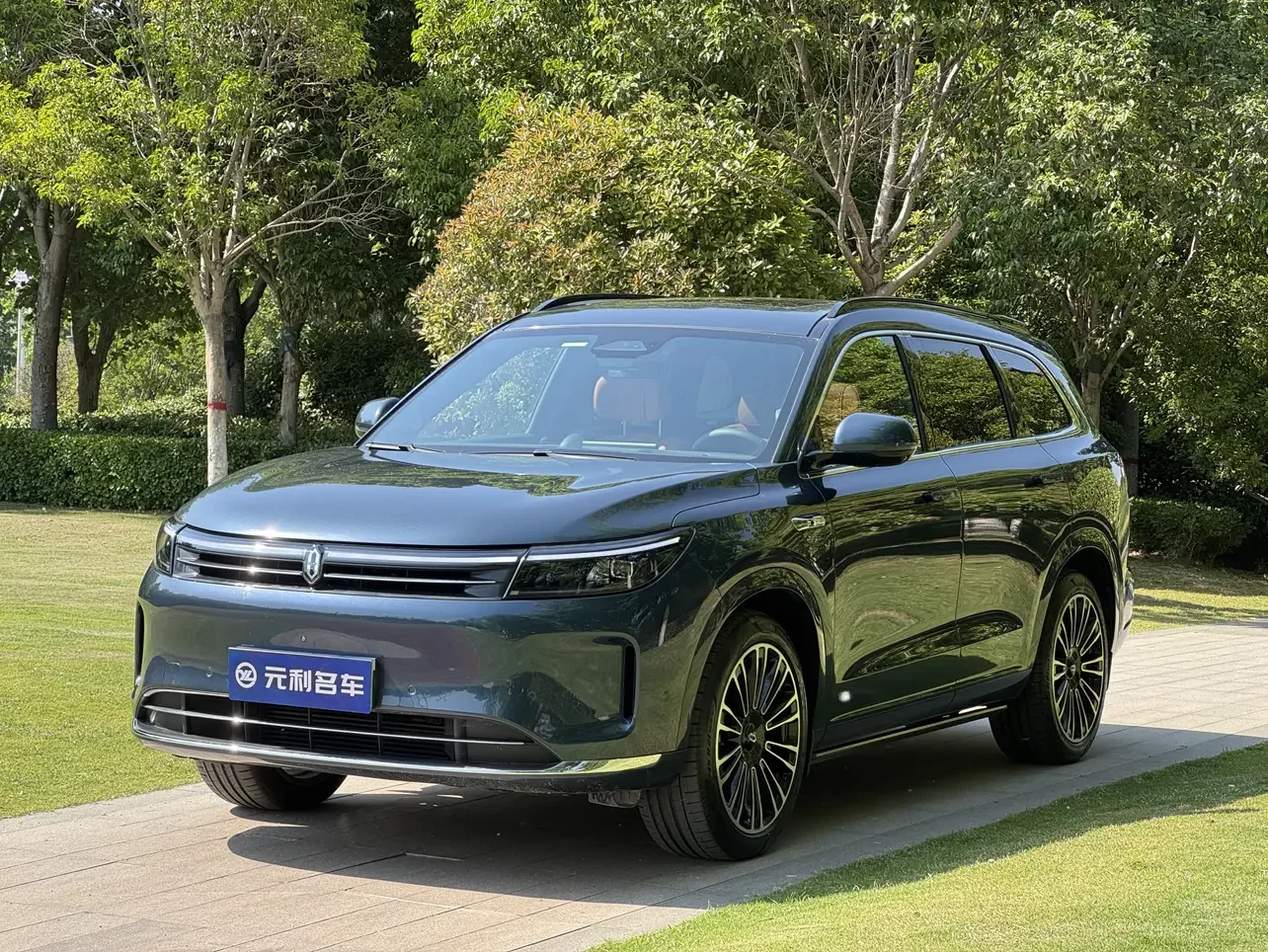 AITO M7 (Wenjie M7)  из Китая