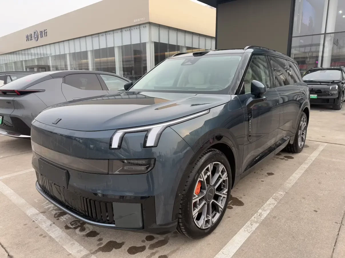 Lynk & Co 900