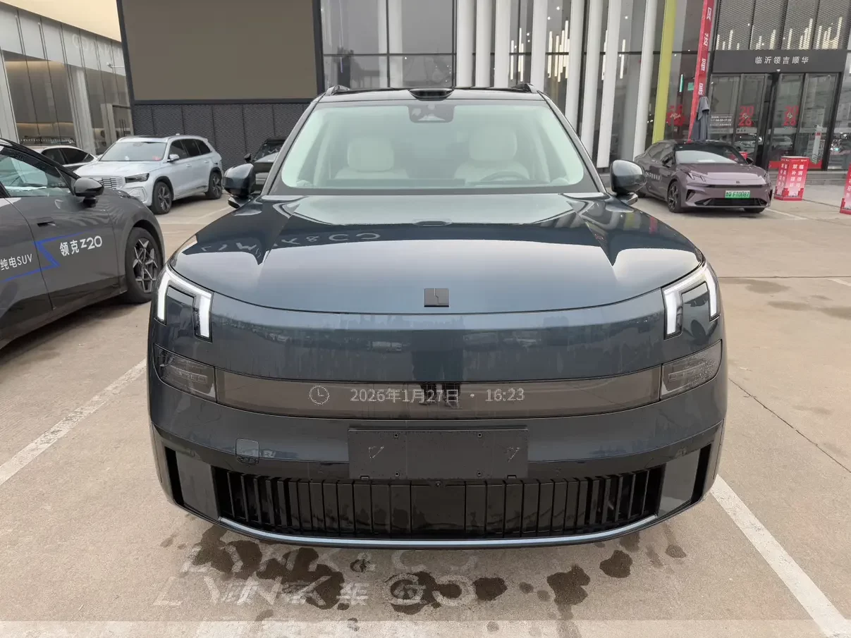 Lynk & Co 900