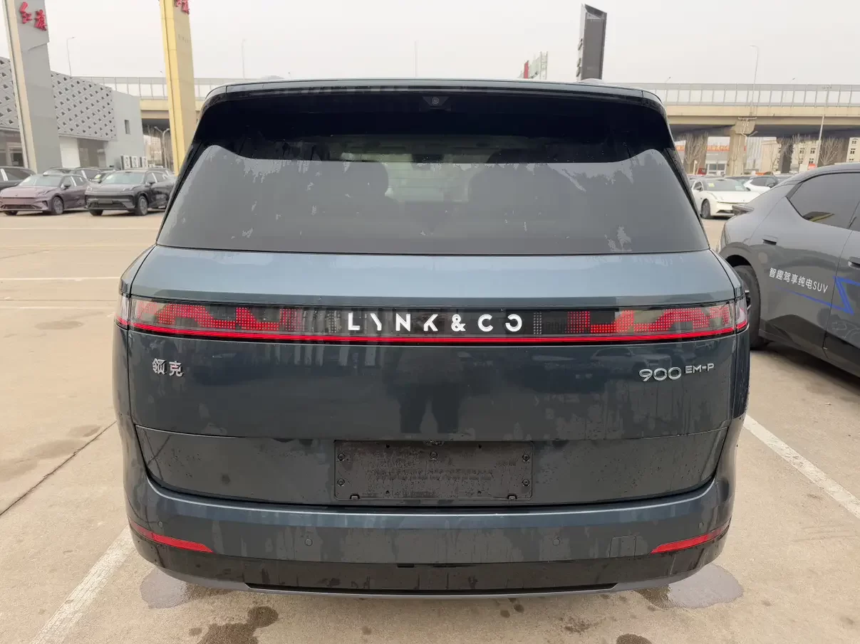 Lynk & Co 900