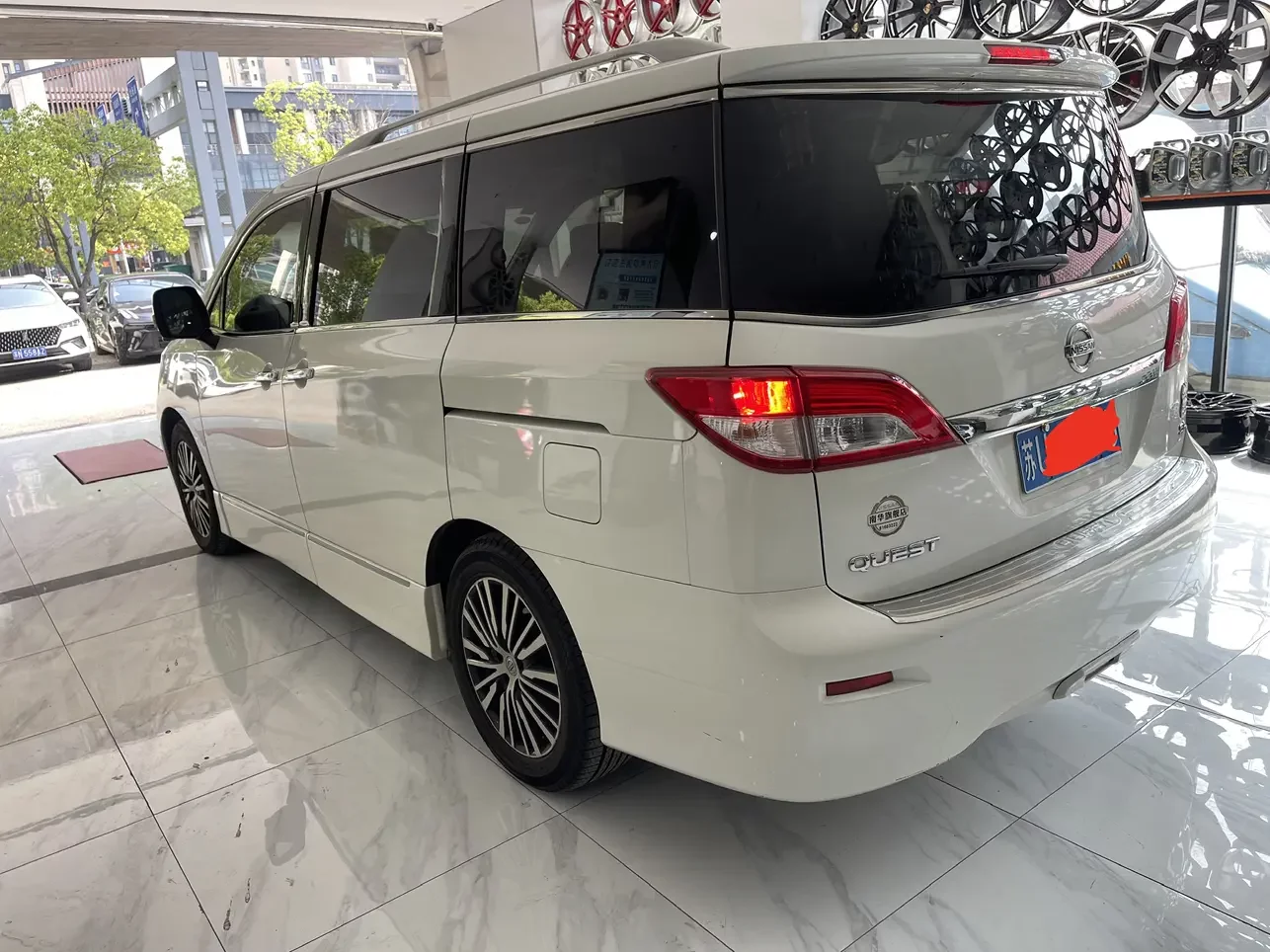 Nissan nobleman