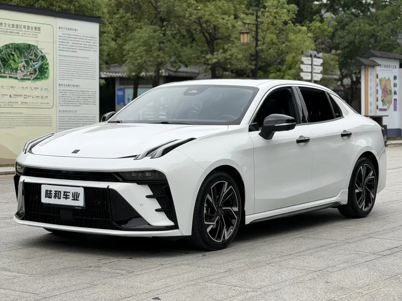 Lynk & Co 03
