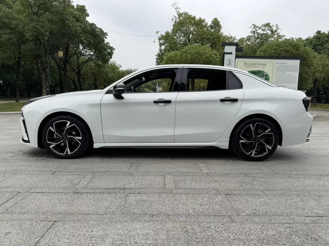 Lynk & Co 03