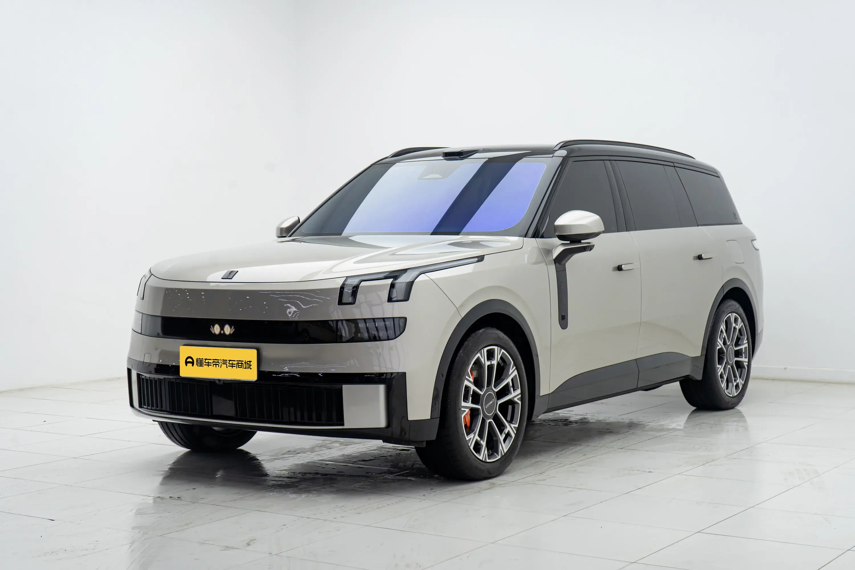 Lynk & Co 900