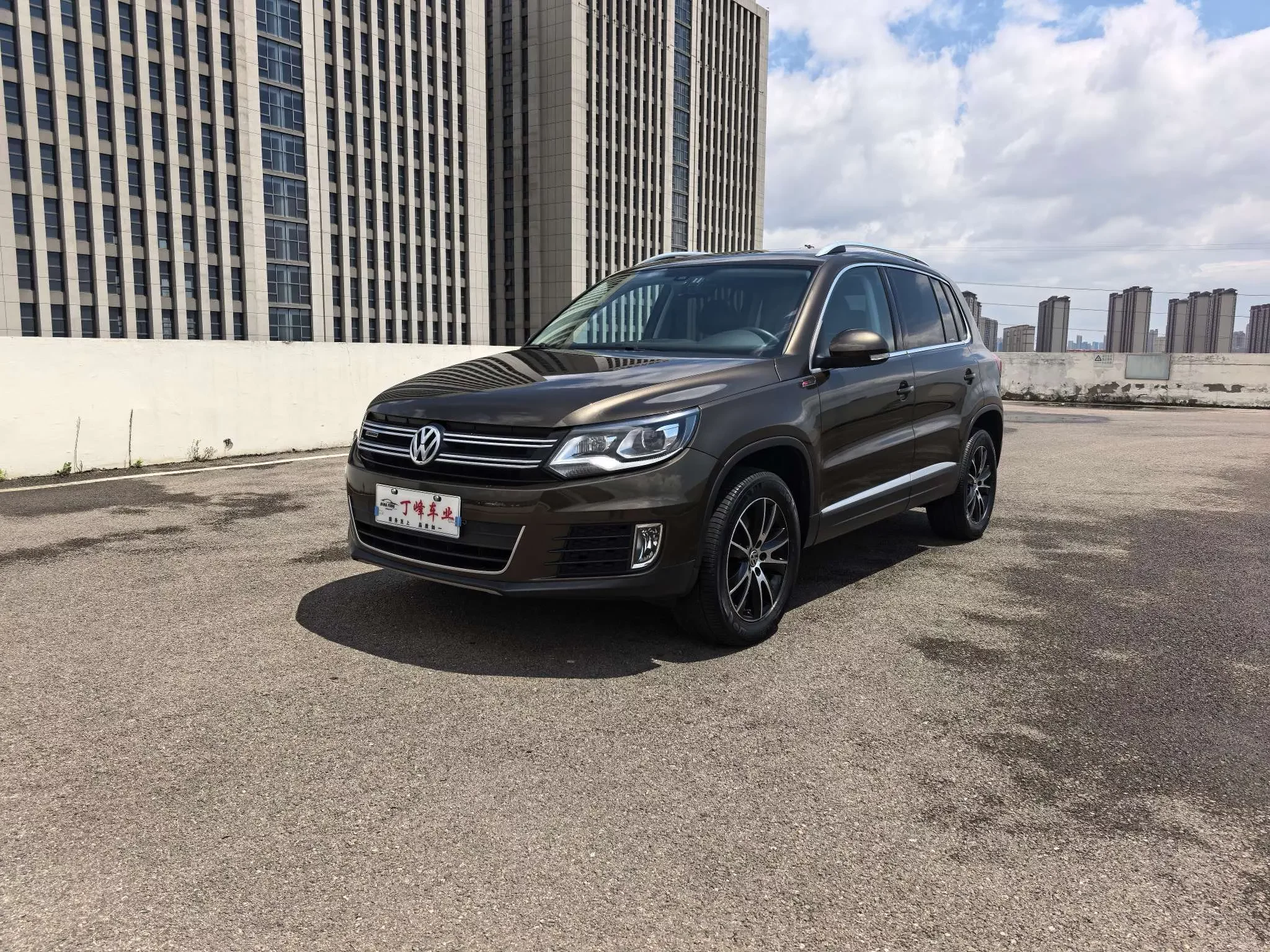 Volkswagen Tiguan (Tharu)