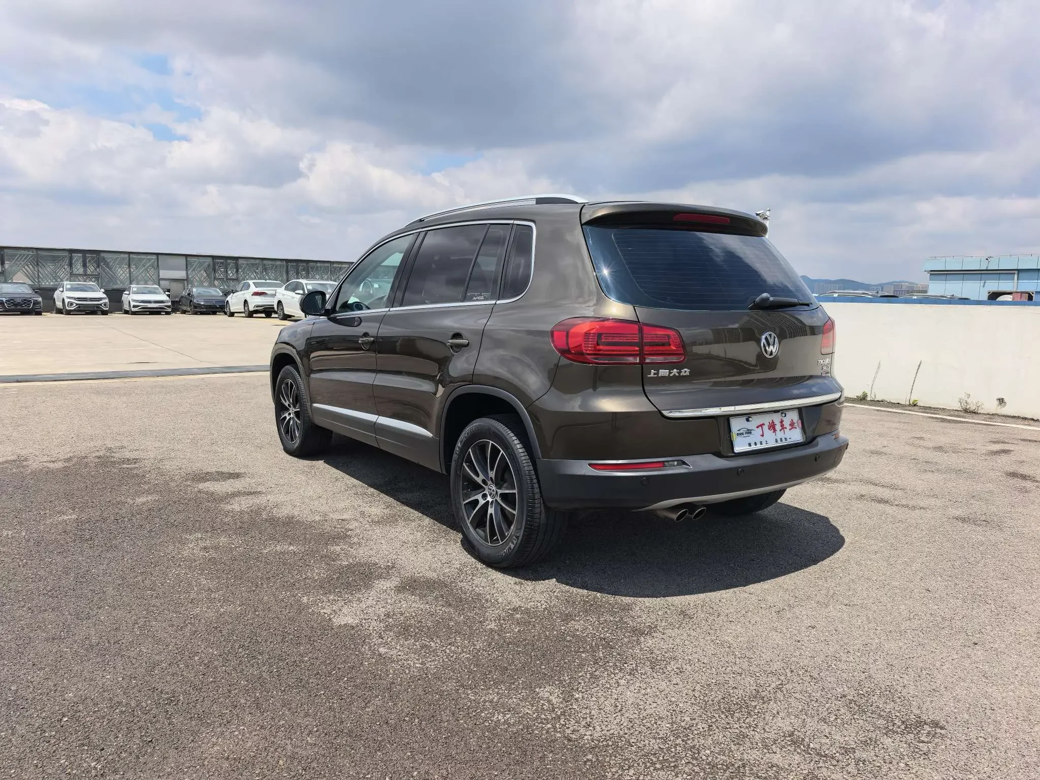 Volkswagen Tiguan (Tharu)