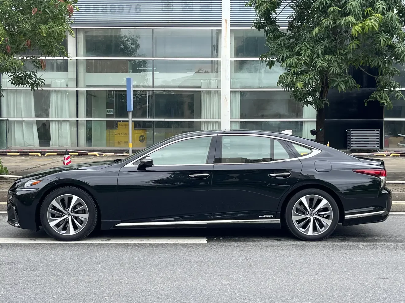 Lexus LS