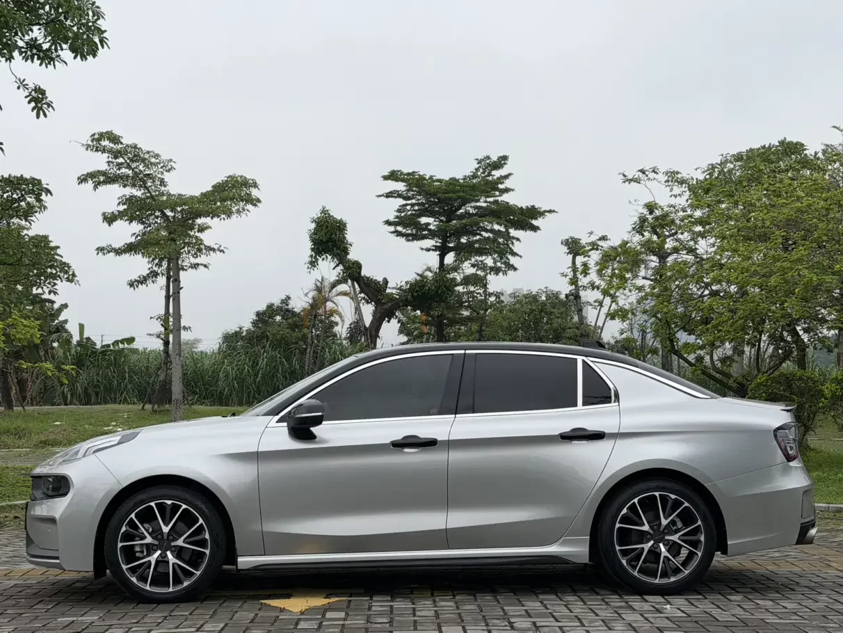 Lynk & Co 03