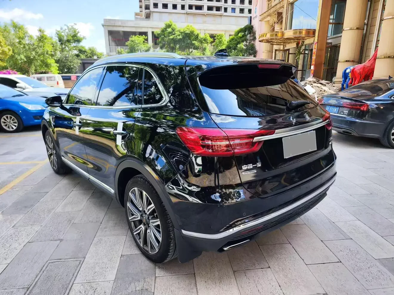Hongqi HS5