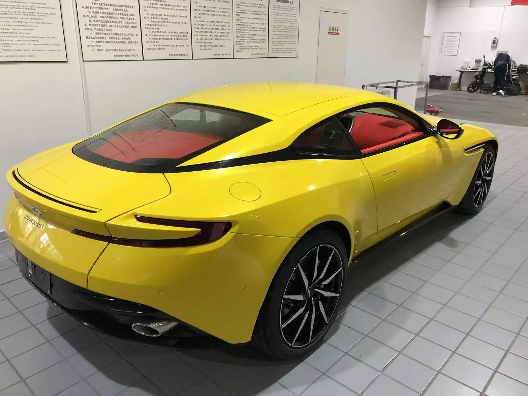 Aston Martin DB11