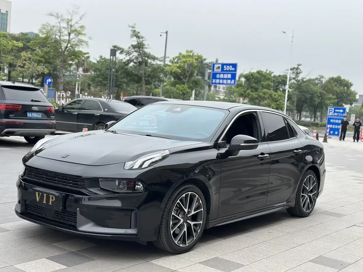 Lynk & Co 03