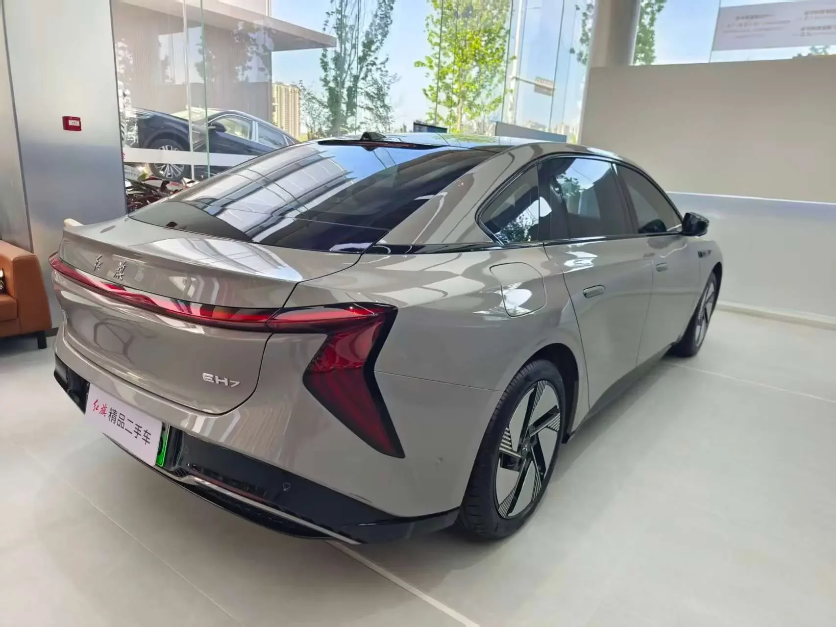 Hongqi EH7